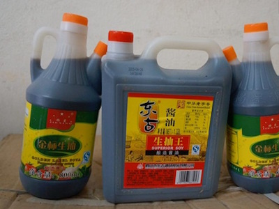 Hà Nội: Thu giữ nhiều phụ gia thực phẩm không rõ xuất xứ tại chợ Đồng Xuân
