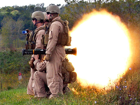 Súng chống tăng AT-4 có xứng là đối thủ của RPG-7