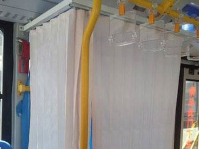 Xe buýt được trang bị cả… ri-đô, hành khách đi từ khó hiểu đến tán thành