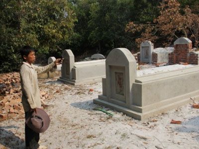 Chuyện lạ Đà Nẵng: Hàng trăm ngôi mộ giả ồ ạt "mọc" trong đêm