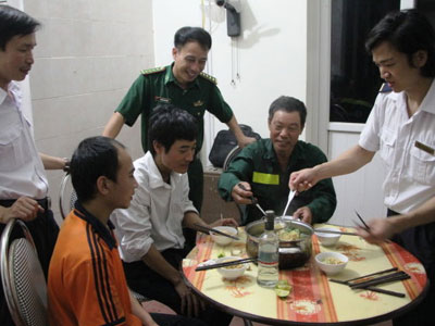 Cứu sống 5 thuyền viên chìm tàu trên biển
