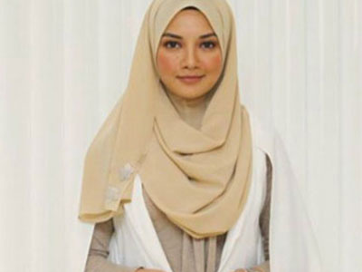 Nữ diễn viên Malaysia tố công ty Việt "đạo mẫu" khăn trùm đầu