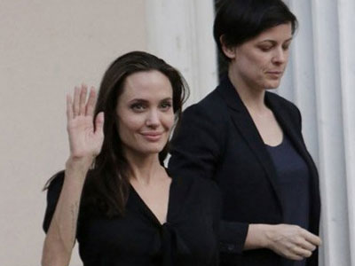 Rộn tin Angelina Jolie nhập viện và đang nguy kịch