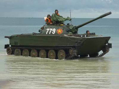 Soi xe tăng bơi K63-85 của Hải quân Đánh bộ Việt Nam