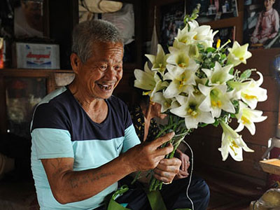 Cặp đôi tình già bận rộn trên ngôi nhà nổi