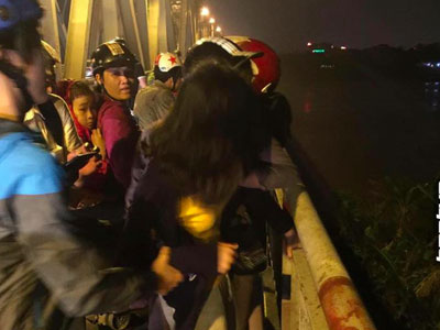 Cô gái nhảy cầu Chương Dương tự tử được người dân can ngăn kịp thời