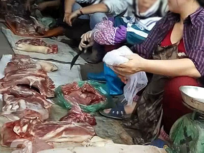 "Đột nhập" khu chợ chuyên bán thịt ôi, thịt "ế" giá chỉ 30.000đ/kg ngay giữa Hà Nội