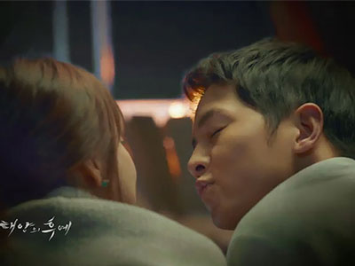 “Hậu Duệ Mặt Trời”: Hết ôm nhau trong sáng, Song - Song lại cắm trại "trong tối"