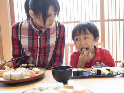 Ông bố Nhật chữa thói xấu khi ăn của con chỉ bằng một câu nói
