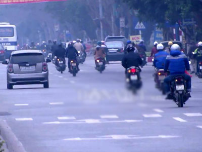 Vụ "bật xi nhan trái nhưng đi thẳng": Cho xe máy đi vào làn ô tô