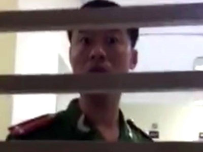 Xác minh clip công an nhổ nước bọt vào dân