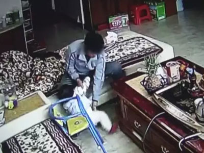 Đặt camera chống trộm, gia đình phát hiện sự thật kinh hoàng về vú em