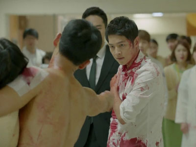 Khán giả há hốc mồm vì khả năng “bất tử” của Song Joong Ki trong “Hậu Duệ Mặt Trời”
