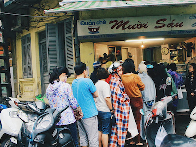 Người Hà Nội đội mưa xếp hàng mua bánh trôi, bánh chay đón Tết Hàn thực