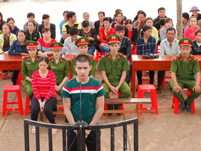 Thanh niên vờ mua nước rồi giết chủ quán cướp tài sản