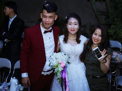 Hình ảnh Hiệp Gà đón vợ thứ 3 về nhà ngay trong đêm