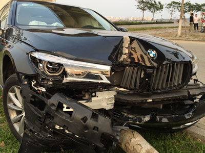 Khách hàng lái thử BMW, xe hạng sang 5 tỉ đồng nát đầu