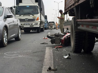 Chạy xe máy trong làn ôtô, thanh niên bị cán tử vong