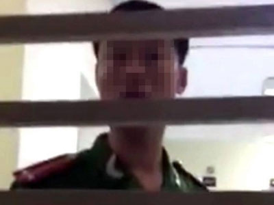 Công an nhổ nước bọt vào mặt: "Em nên xóa clip… không sẽ bị trả thù"