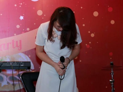 Minh Nhật cúi đầu xin lỗi vì nhận bánh không phải mình làm