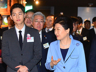 Song Joong Ki trở thành đại sứ danh dự, vinh dự bắt tay tổng thống Hàn trong sự kiện
