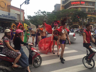 Hà Nội: Người mẫu "catwalk" ngay giữa đường với trang phục kì lạ
