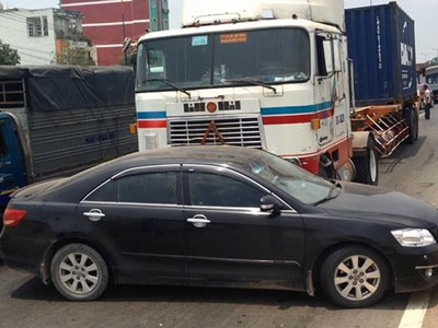 Ôtô Camry bị container đẩy hàng chục mét trên xa lộ Hà Nội