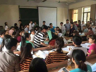 Quạt trần rơi giữa giảng đường Đại học Thương Mại, 2 sinh viên bị thương