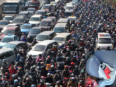 Sự thật tàn nhẫn phía sau những đứa trẻ được thuê ngồi xe ô tô tại thủ đô Indonesia
