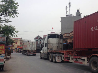 Thủng túi vì phí cao tốc, xe container tràn tỉnh lộ