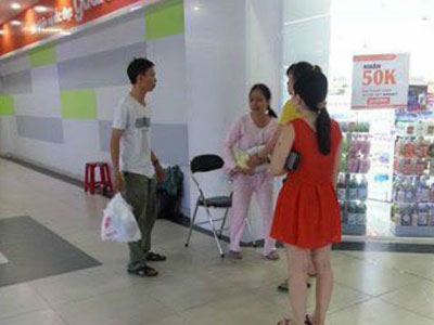 Vợ chậm cho con bú bị chồng đánh giữa siêu thị