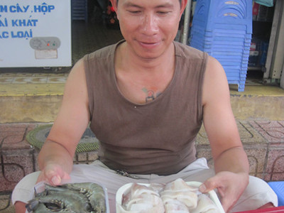 Chủ quán bánh căn bán 2 đĩa 250.000 đồng nói gì?