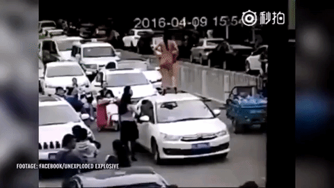 Cô gái khỏa thân "nhảy sex" trên mui xe bị kéo ngã xuống đường