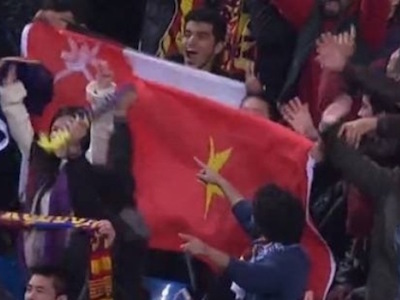 Cờ Việt Nam tung bay ở trận Man City - PSG
