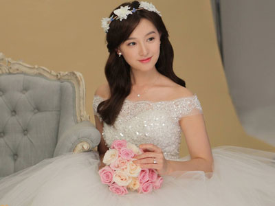 Cởi bỏ quân phục, "Trung úy Yoon" Kim Ji Won đẹp e ấp trong bộ váy cưới