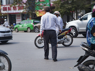 Hà Nội: Bất chấp xử phạt, người đi bộ vẫn ngang nhiên vi phạm luật