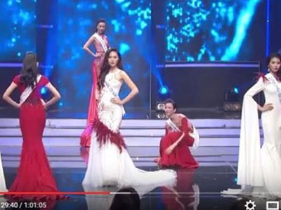 Hoa khôi Áo dài 2016: Thí sinh bất ngờ vấp ngã trên sân khấu