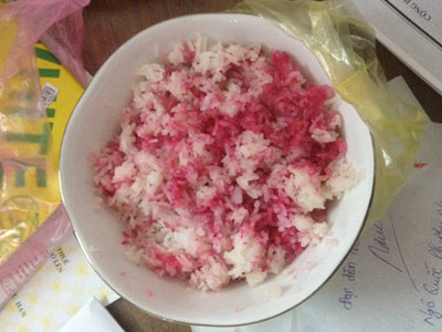 Lạ kỳ cơm để sau vài ngày chuyển sang màu hồng ở Vũng Tàu