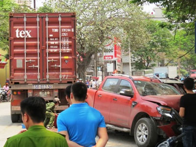 Rơ-moóc tuột khỏi xe đầu kéo, cán chết một phụ nữ