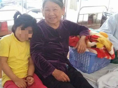 Thầy bói nói không hợp tuổi, người đàn bà bạo hành con điên cuồng