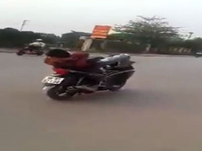 Video: Thanh niên nằm ngửa, dùng chân lái xe máy giữa đường