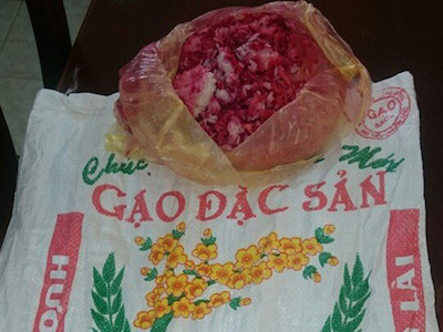 Vụ cơm chuyển sang màu hồng: Chủ cửa hàng đem gạo đến công an nấu thực nghiệm