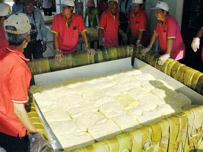 Cận cảnh gói chiếc bánh chưng “khủng” 2,5 tấn dâng Quốc Tổ