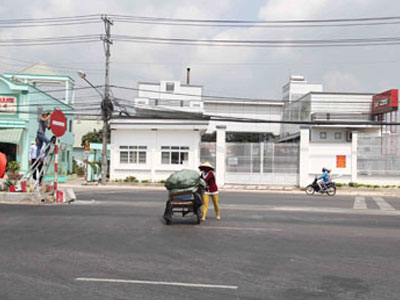 Dân kêu trời: 10km đi-về tốn 400.000 đồng phí