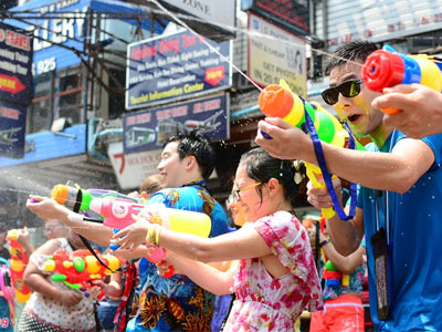 Hàng nghìn người dự lễ Té nước Songkran ở phố Tây Bangkok