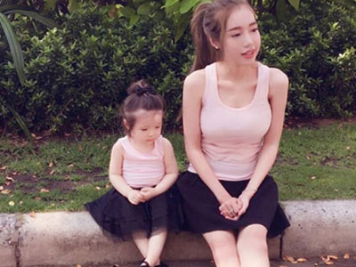Mẹ con Elly Trần đốn tim fan khi diện váy maxi điệu đà
