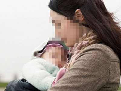 Vợ bế con tự đi đẻ về đã bị chồng bám váy mẹ trợn mắt chửi rủa