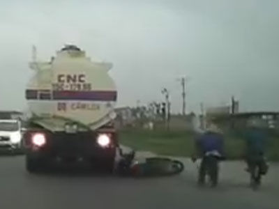 Clip 2 cô gái thoát chết hi hữu dưới bánh xe tải
