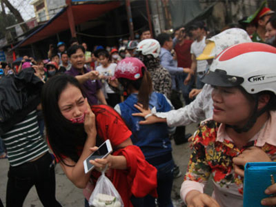 Gần 2.000 công nhân ngừng việc, ném trứng thối vào người đi làm
