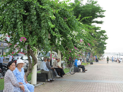 Nắng nóng đến 42 độ C, người dân than trời
